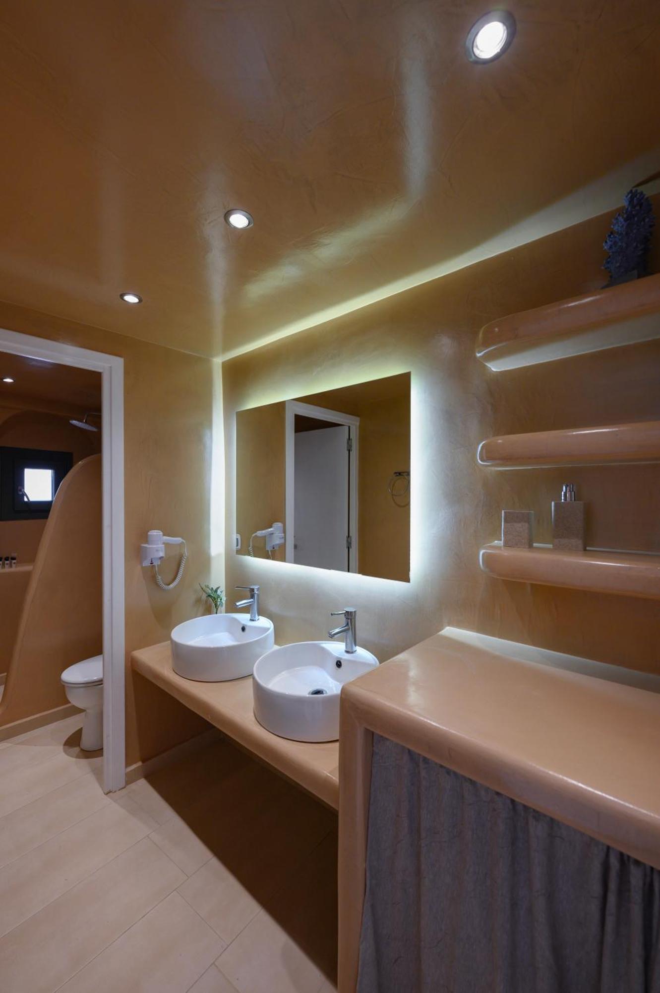 Elements Cave Suites Megalochori  Bilik gambar
