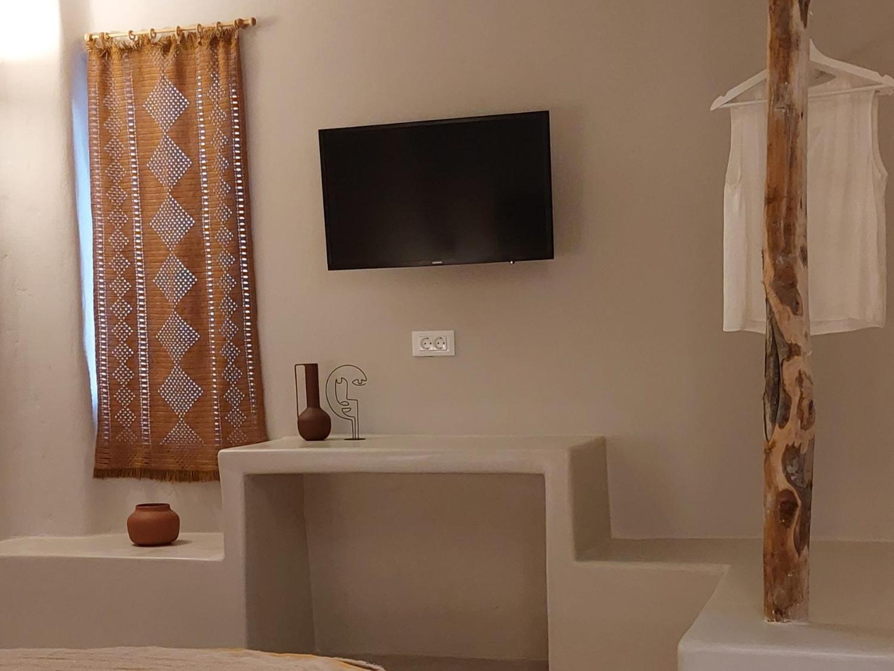 Elements Cave Suites Megalochori  Bilik gambar
