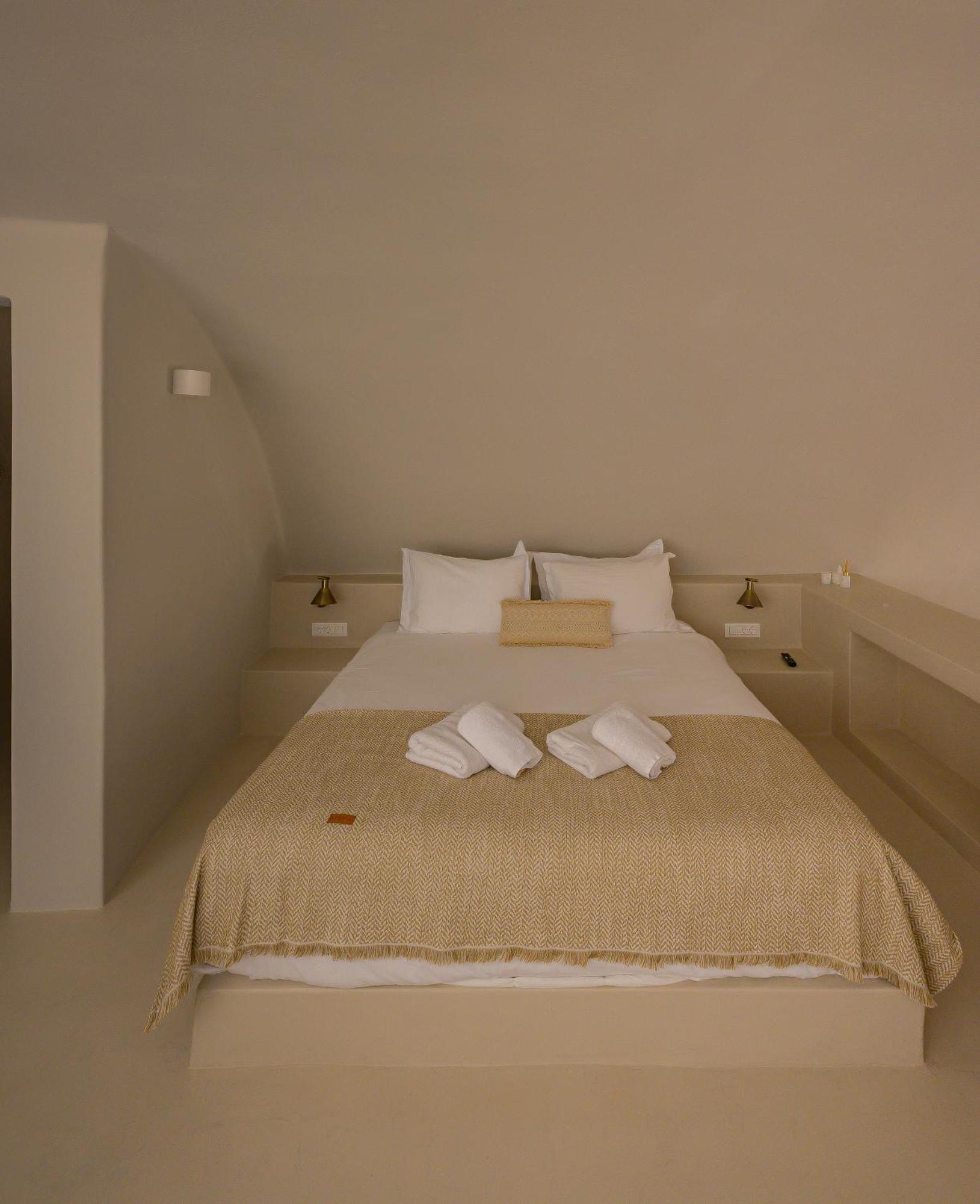 Elements Cave Suites Megalochori  Bilik gambar